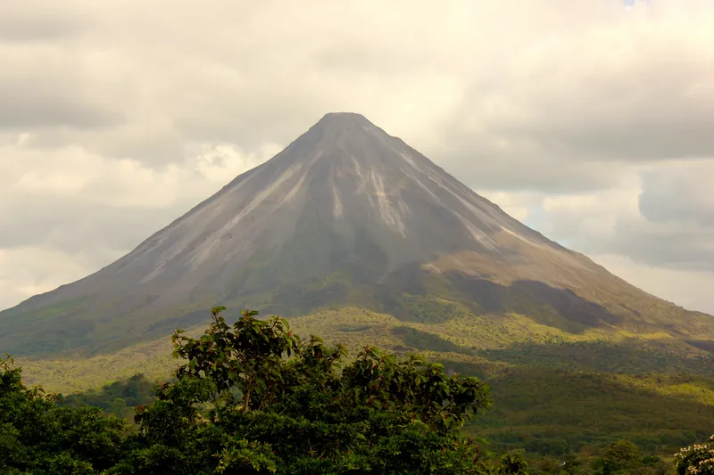 El cono del volcán Arenal