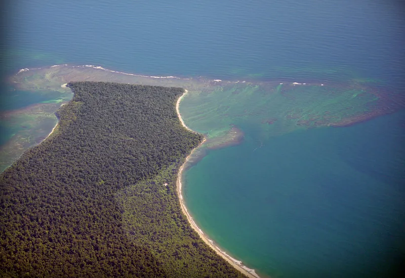 La punta de Cahuita desde el aire