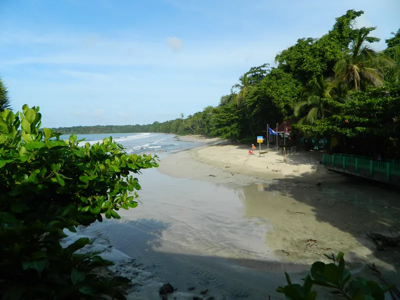 Sendero y playa en el Parque Nacional Cahuita