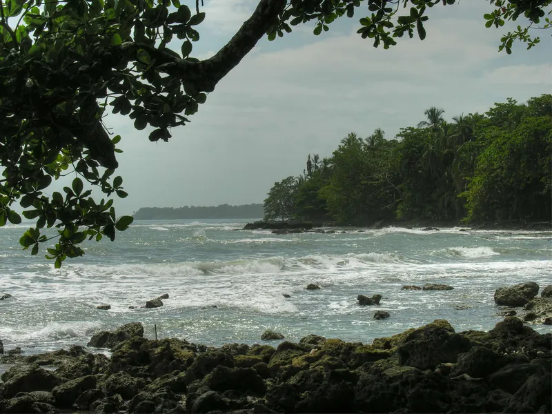 La costa del arrecife en Cahuita