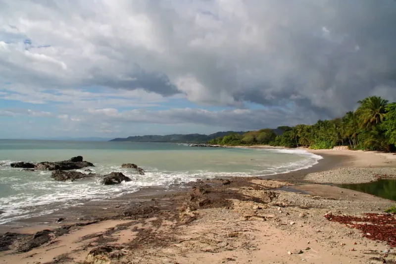 The rocky beach at Malpaís