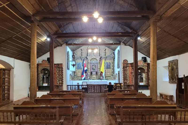 El interior de la iglesia de 1743 en Orosi
