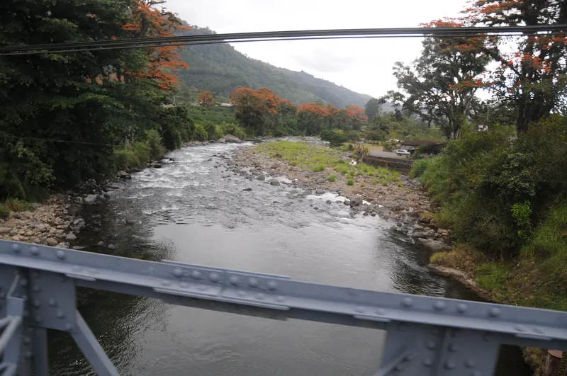 El río Orosi desde el puente colgante