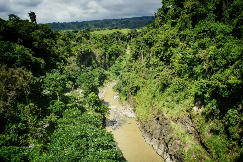El río bajo la represa de Cachí, en el valle de Orosi