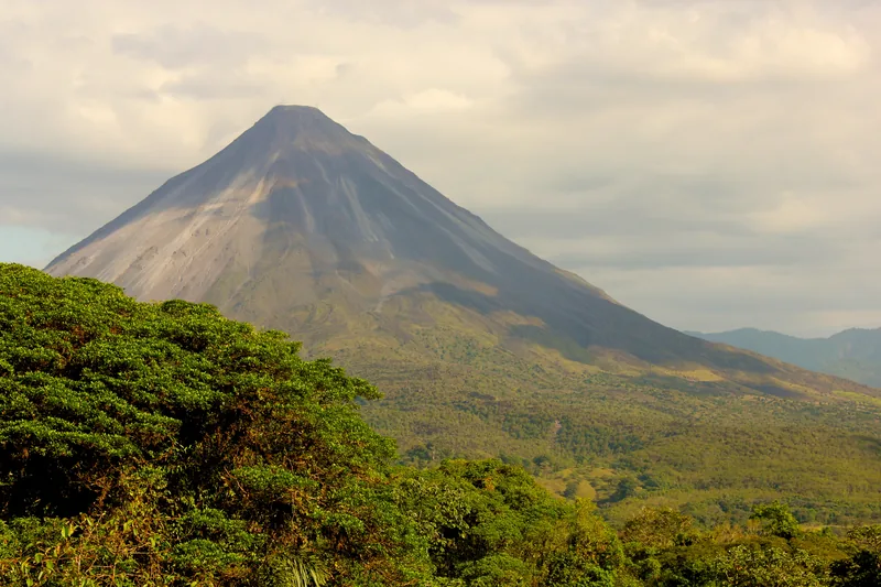 El volcán Arenal en una tarde despejada