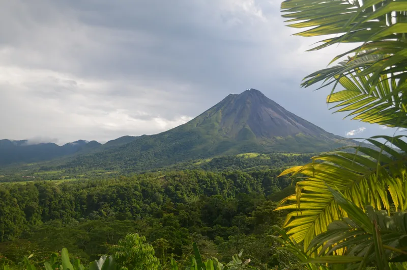 El volcán Arenal sobre el bosque lluvioso