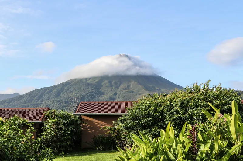 Nubes sobre el volcán Arenal