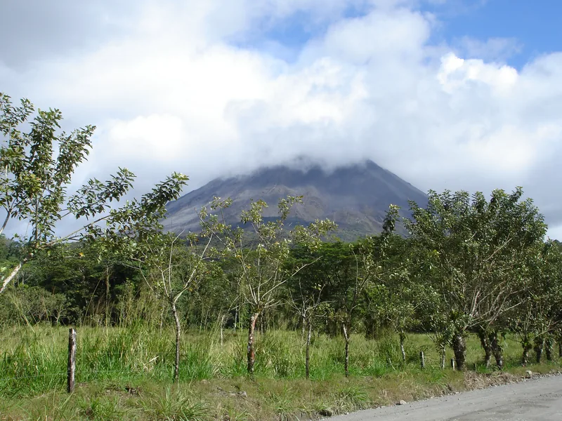 El volcán Arenal desde las tierras bajas