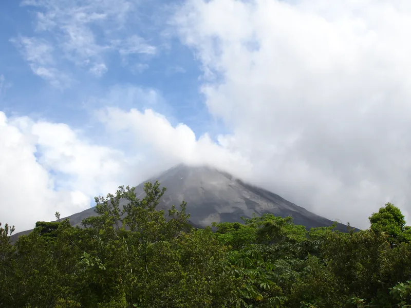 El volcán Arenal con su gorro de nubes