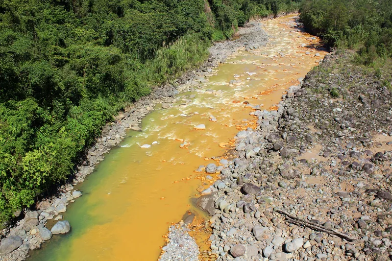 El río Sucio, de color óxido