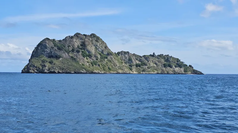 Un islote frente a la Isla del Coco