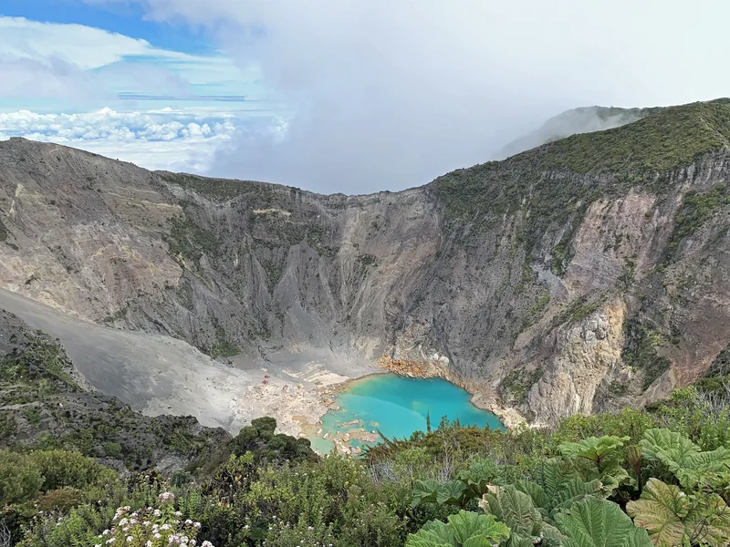 La laguna turquesa del cráter principal del Irazú