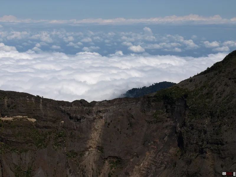 El borde del cráter del Irazú sobre las nubes