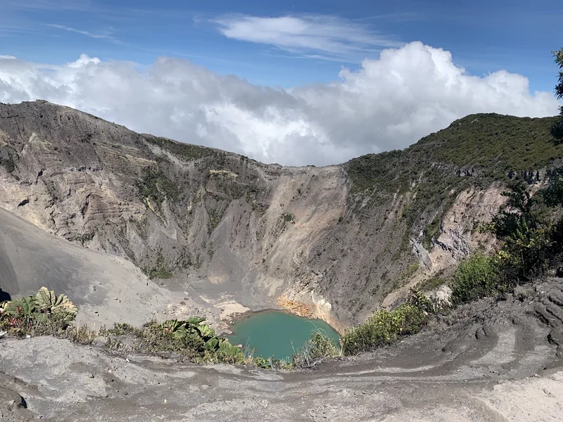 La laguna turquesa del cráter del Irazú