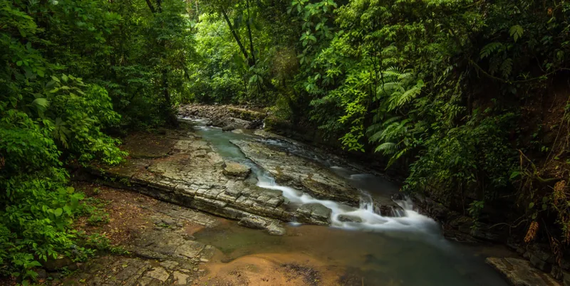 Una cascada de río en La Cangreja