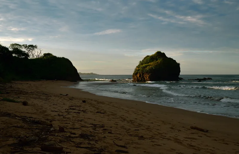 Una playa al amanecer en el Parque Marino Las Baulas