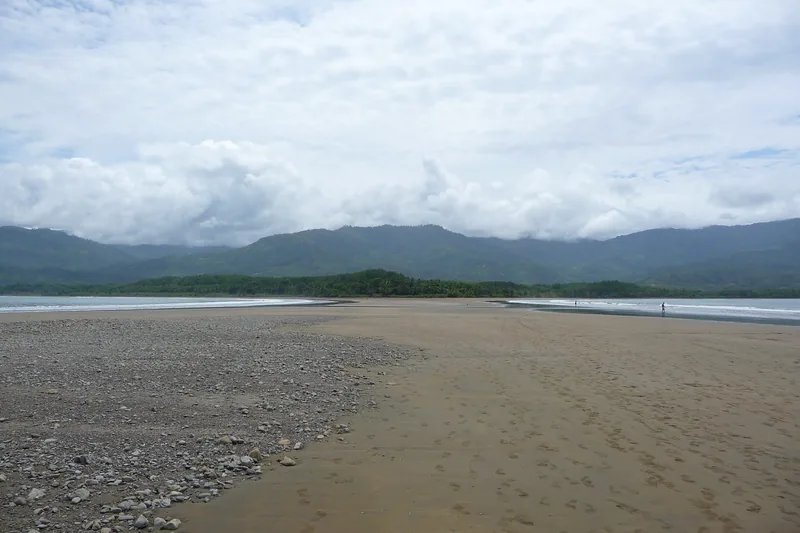 Low tide on the Marino Ballena tombolo