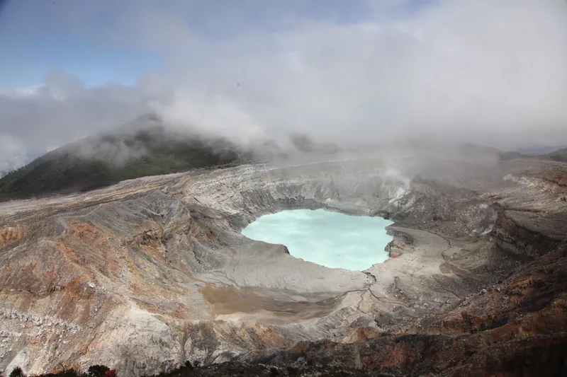 La laguna turquesa del cráter del Poás