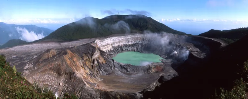 El cráter del Poás bajo un cielo azul