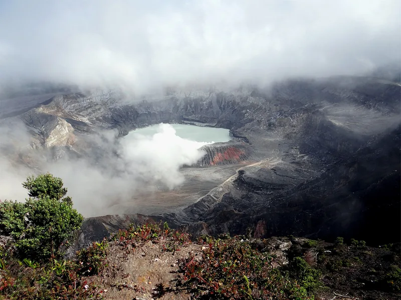Vapor sobre la laguna del cráter del Poás