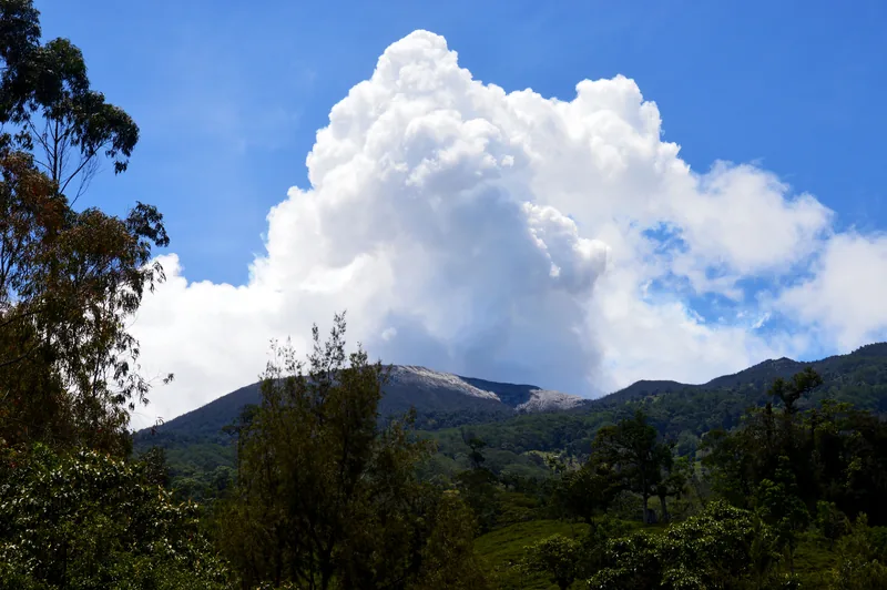 El volcán Turrialba desgasificando