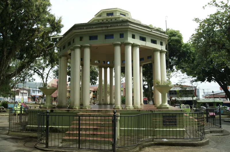 El quiosco del parque central de Turrialba