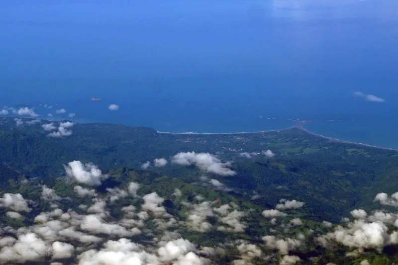 La cola de ballena en Punta Uvita desde lo alto